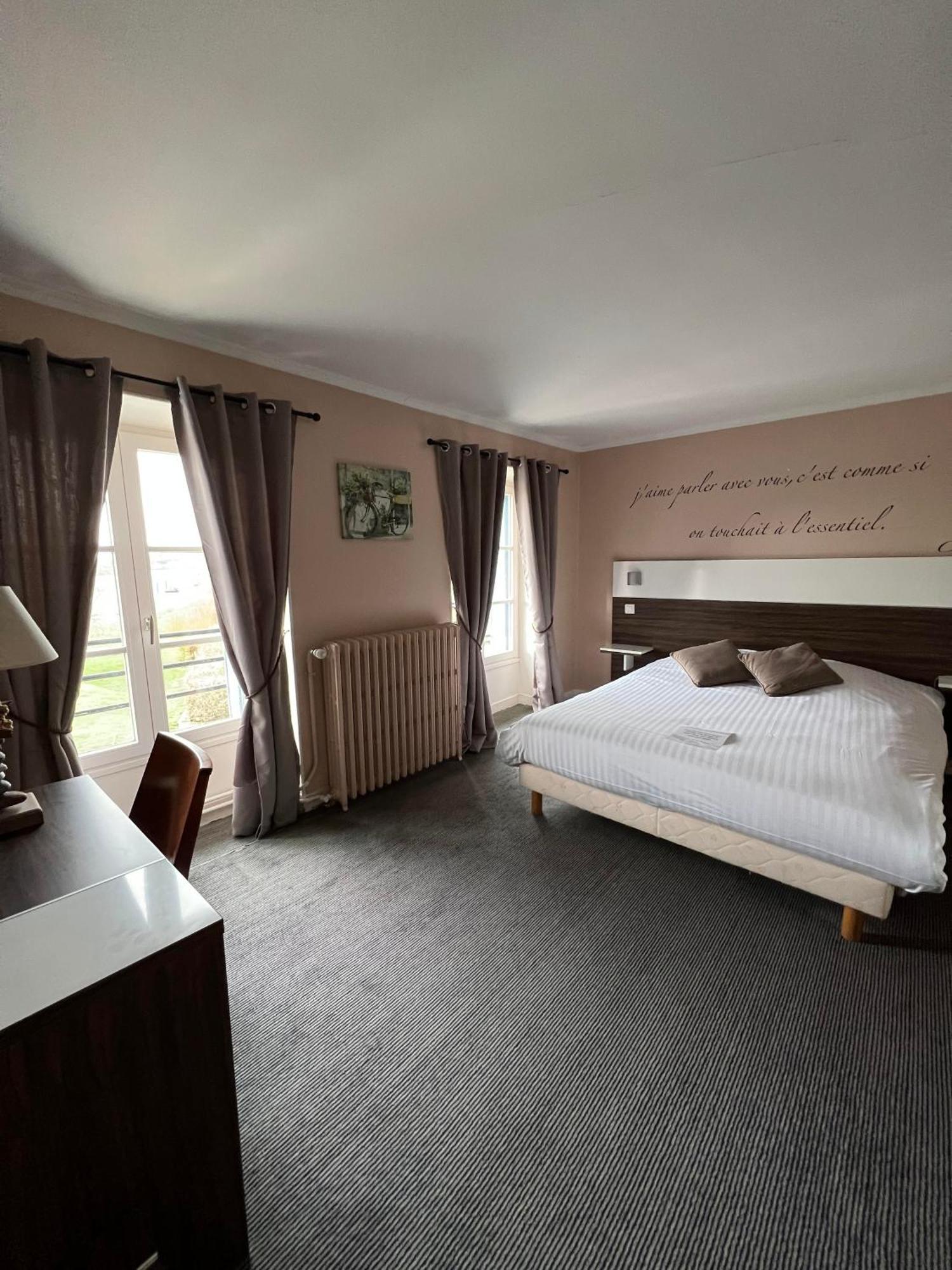 Logis Hotel & Restaurant - Les Bords De Seine La Roche-Guyon Exterior foto